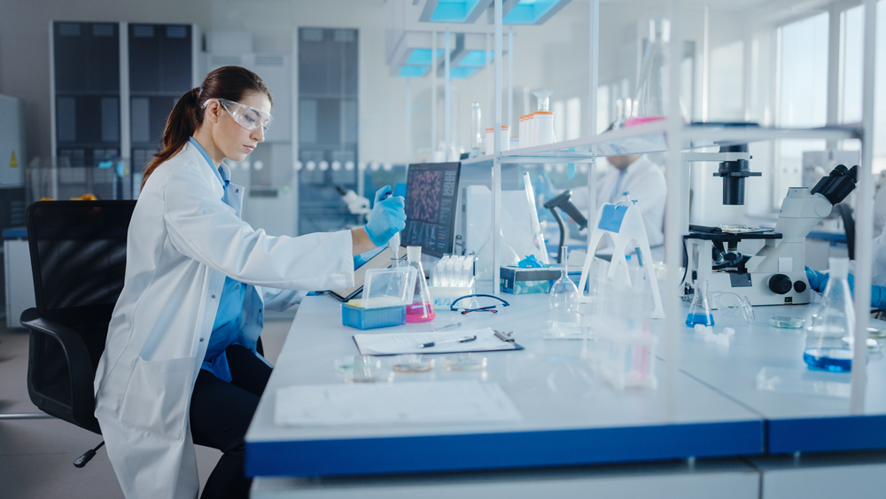 Modern,Medical,Research,Laboratory:,Female,Scientist,Working,With,Micro,Pipette,