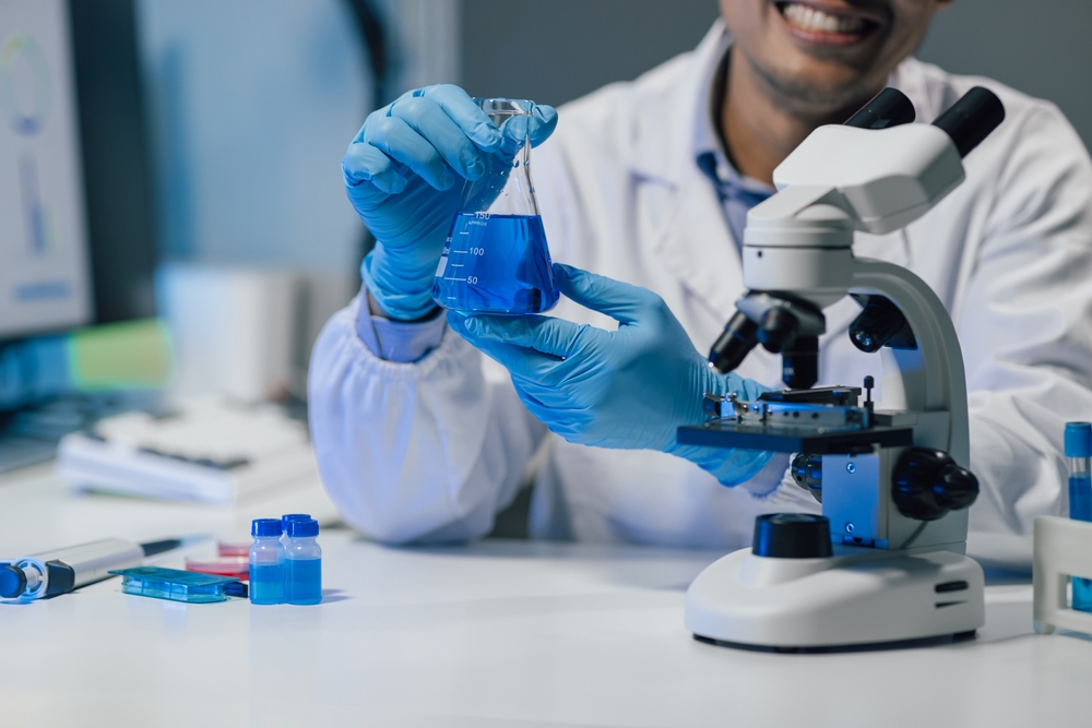 Scientist,Experimenting,With,Chemicals,In,Lab.,Lab,Technician,Doing,Research